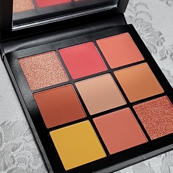 Huda "Coral Obsessions" Eyeshadow Palette - Picture 2 of 10